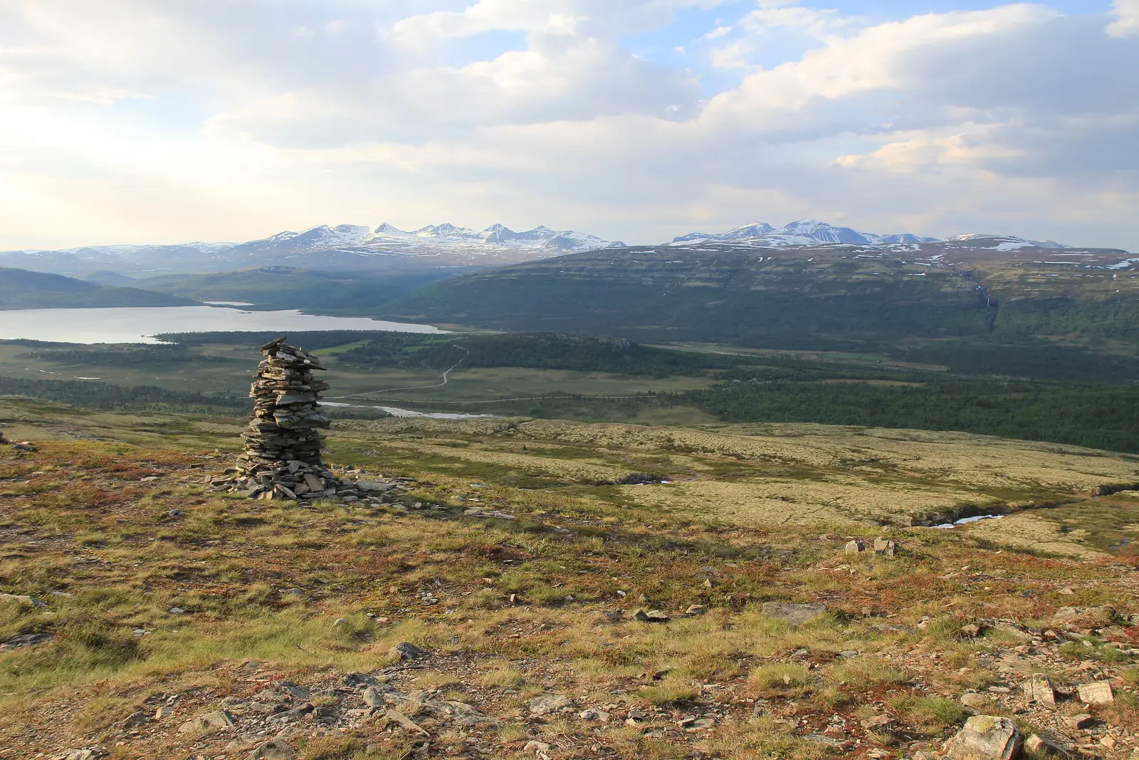 En varde ved et fjellvann